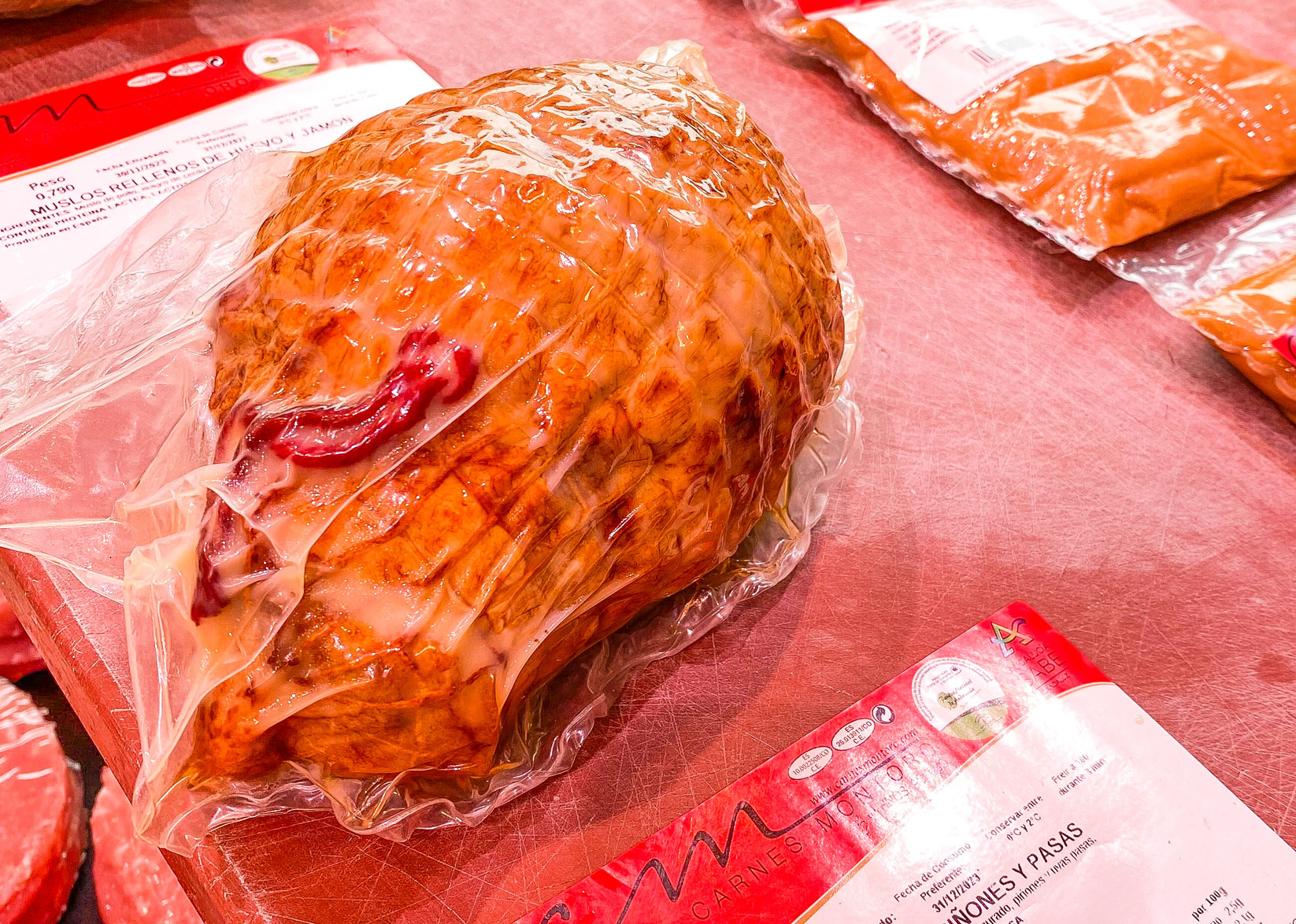 Muslos de pollo rellenos de piñones y pasas